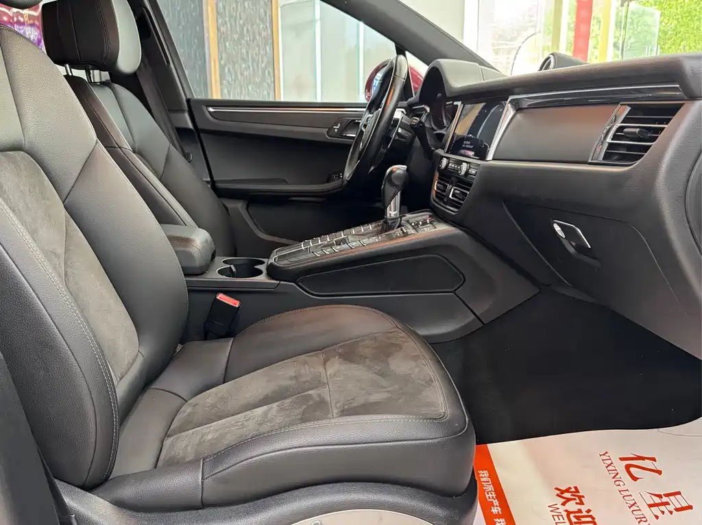 PORSCHE MACAN