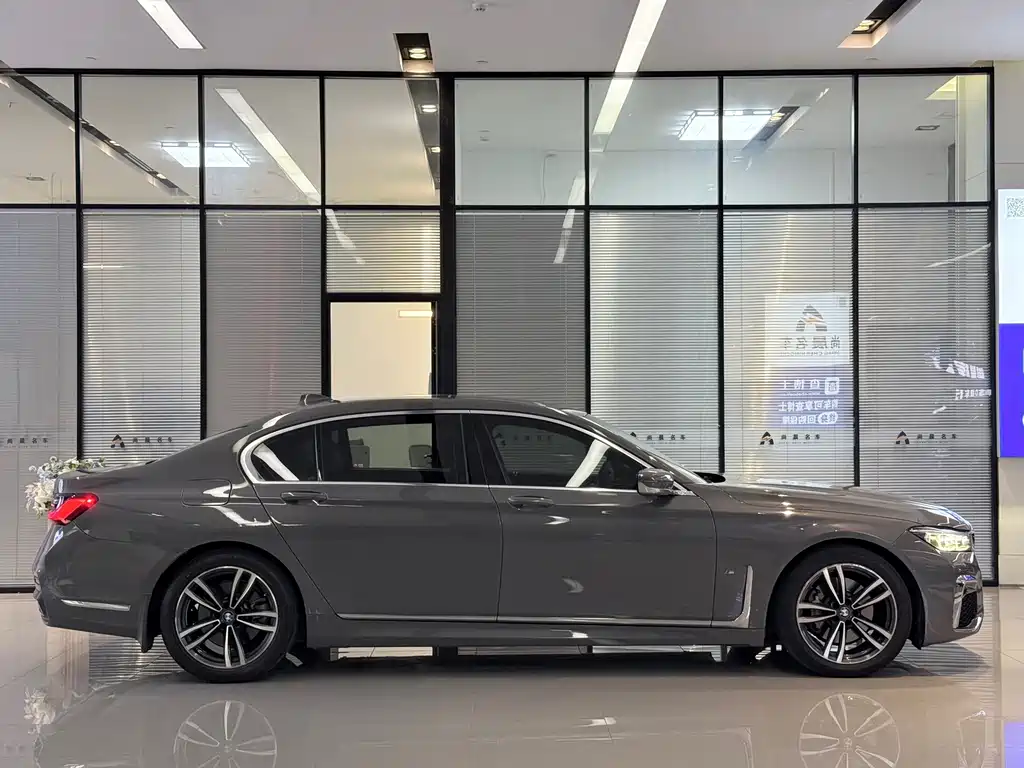 BMW 7 Series — миниатюра 17