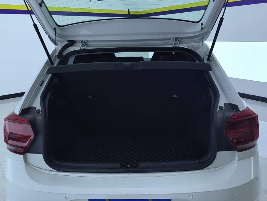 Volkswagen Polo 1.5 л 2023 г. Белый, пробег 40100 км