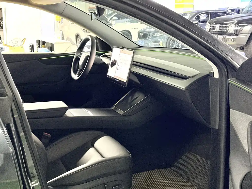 Tesla Model Y — миниатюра 3