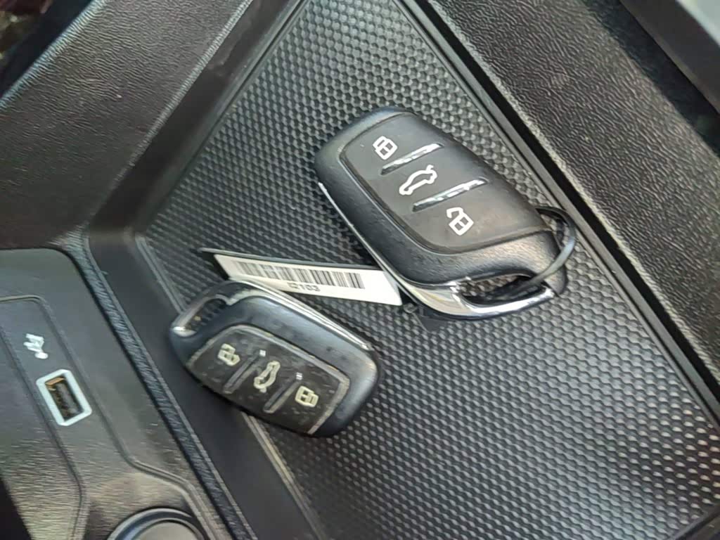 MG MG5 1.5 л 2023 г. Серебристо-серый, пробег 37800 км