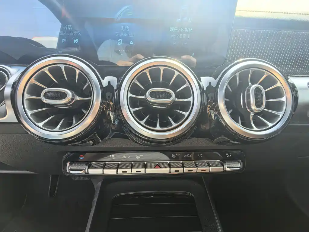 Mercedes-Benz GLB — миниатюра 12