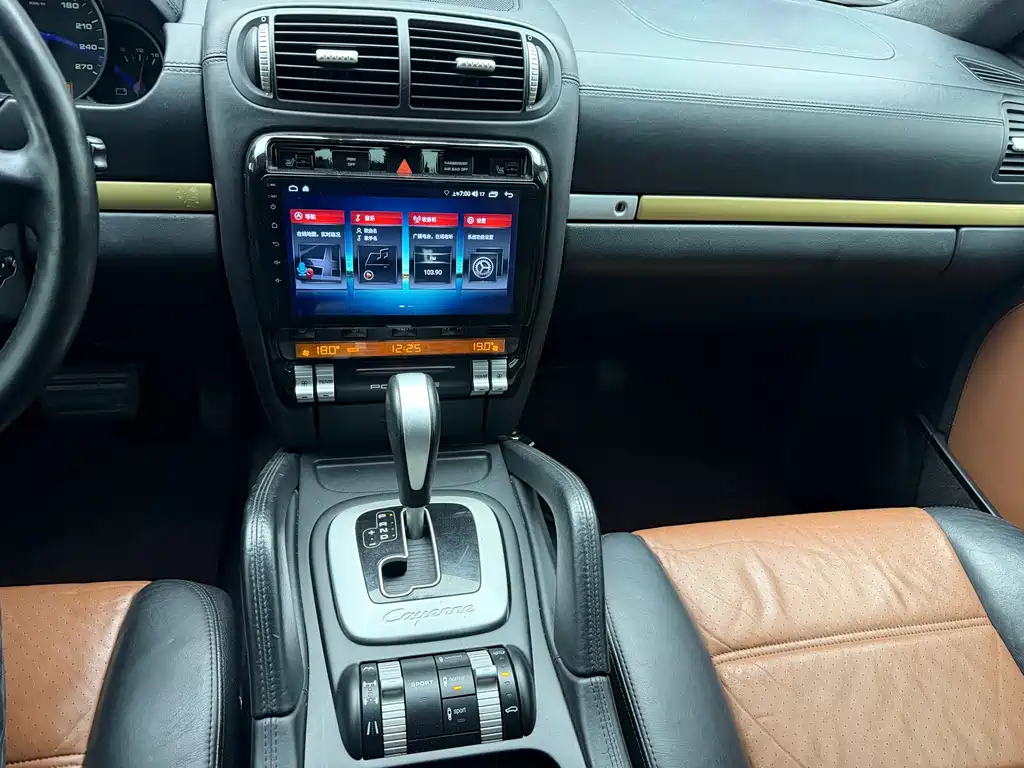 Porsche Cayenne — миниатюра 12