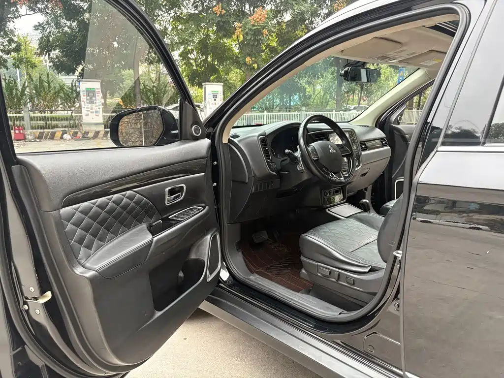 Mitsubishi Outlander — миниатюра 10