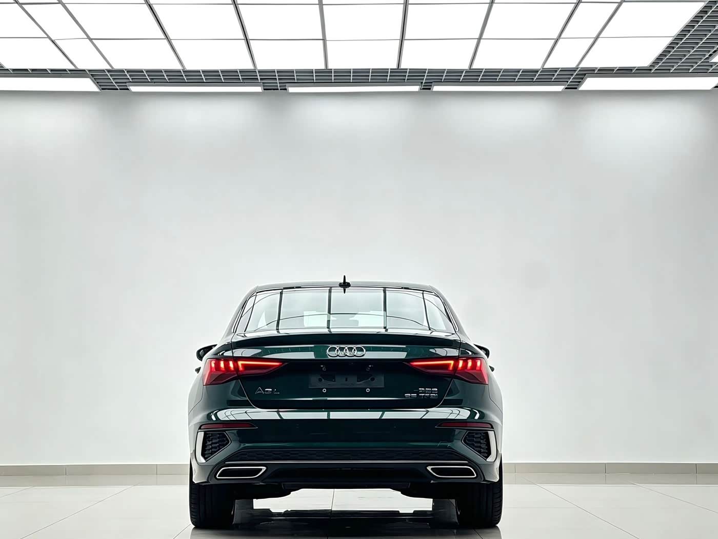 Audi A3 1.4 л 2023 г. Зелёный, пробег 5000 км