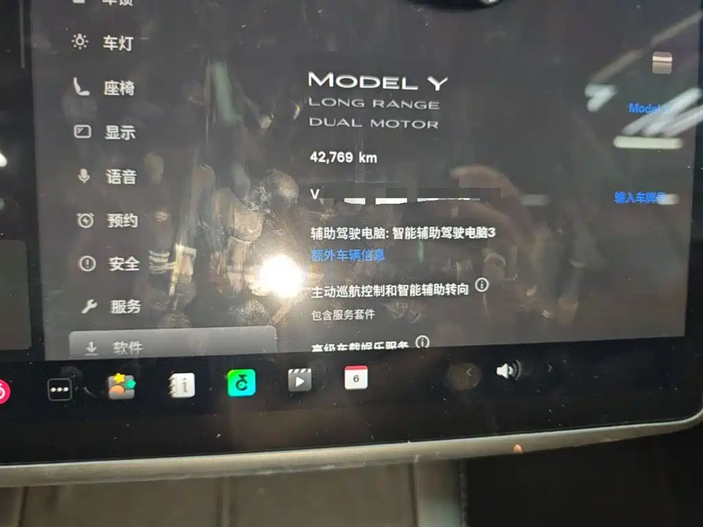 Tesla Model Y — миниатюра 12