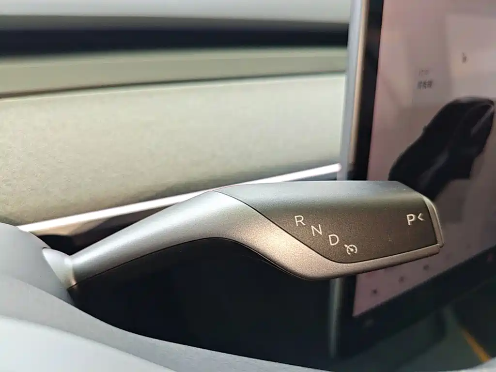 Tesla Model Y — миниатюра 14