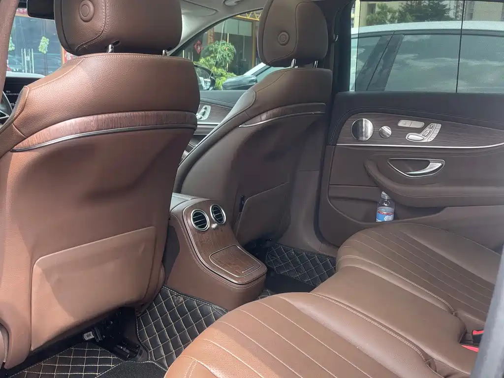 Mercedes-Benz E-Class — миниатюра 7