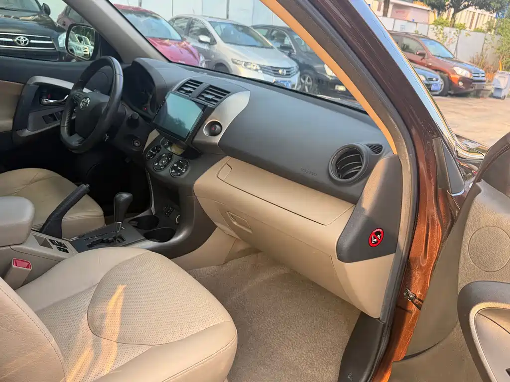 Toyota RAV4 — миниатюра 8