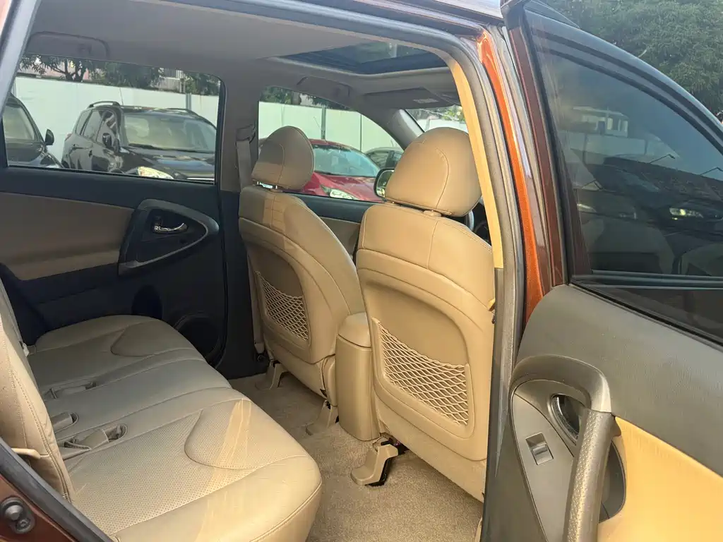 Toyota RAV4 — миниатюра 9