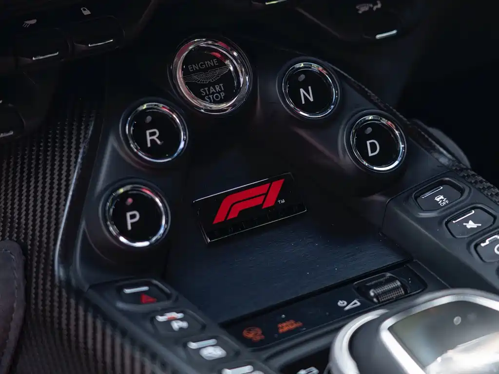 Aston Martin V8 Vantage — миниатюра 19