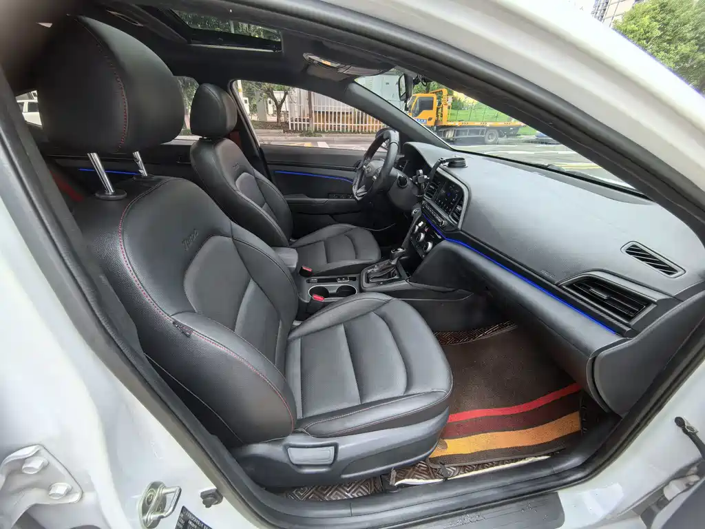 Hyundai Elantra — миниатюра 11