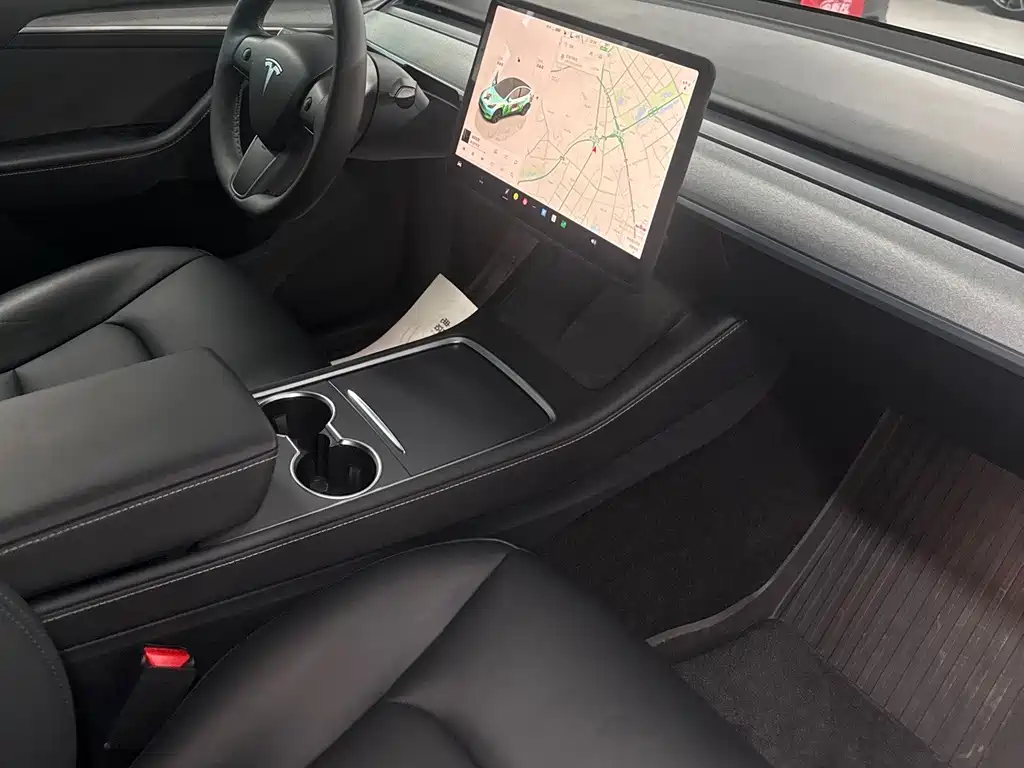 Tesla Model Y — миниатюра 6