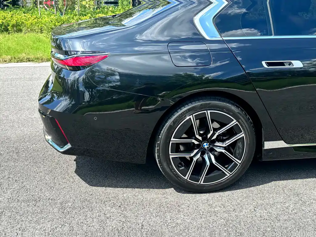 BMW 7 Series — миниатюра 8