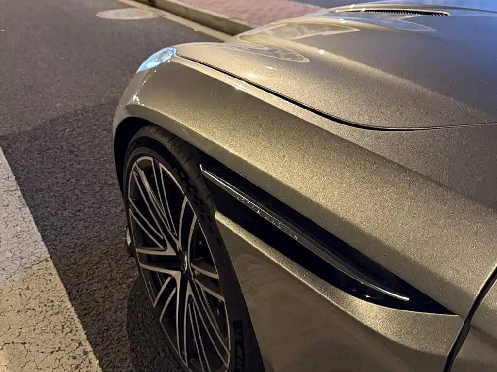 Aston Martin DB12 — миниатюра 8