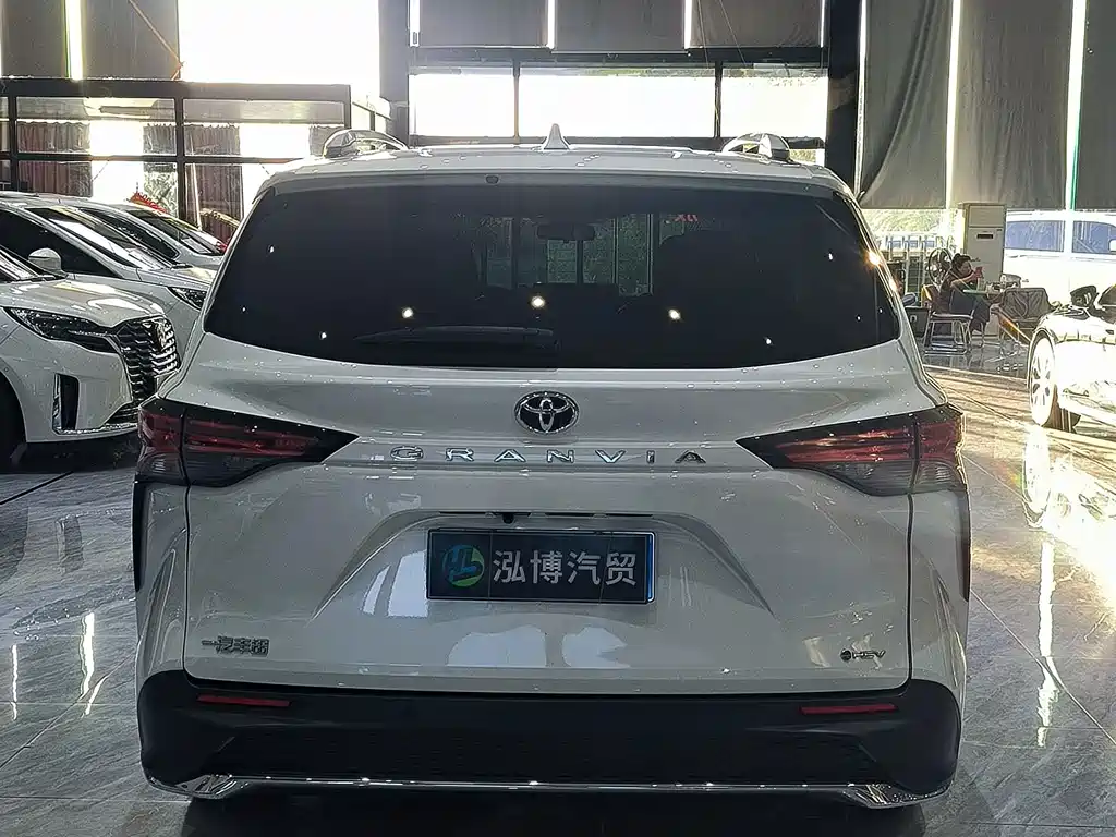 Toyota Granvia — миниатюра 12