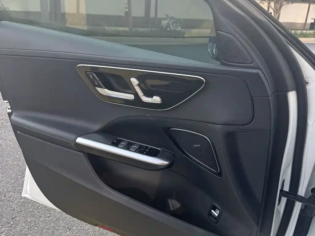Mercedes-Benz C-Class — миниатюра 6