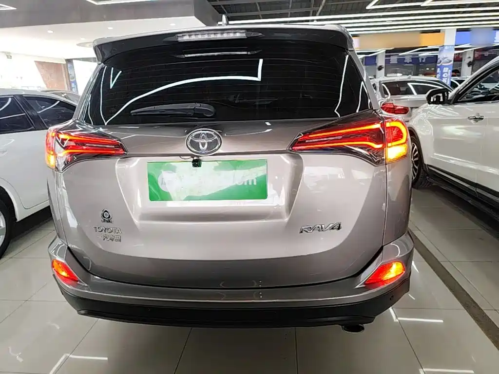 Toyota RAV4 — миниатюра 6