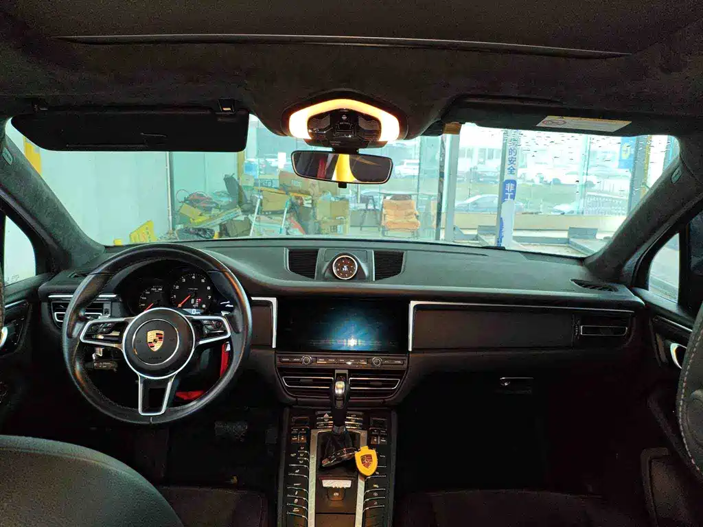 PORSCHE MACAN