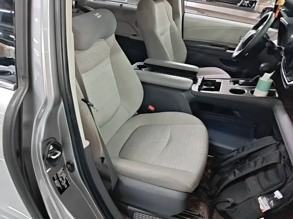Toyota Sienna — миниатюра 25