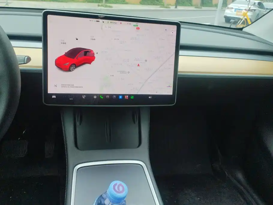 Tesla Model Y — миниатюра 12