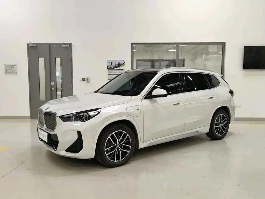 BMW iX1 2025