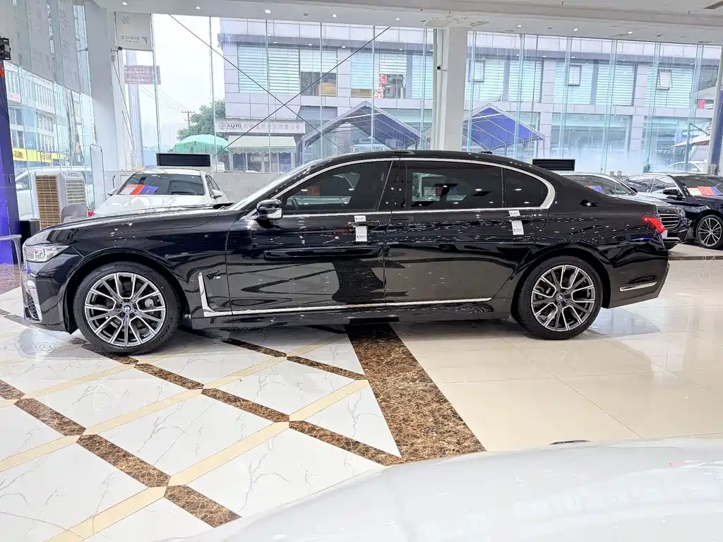 BMW 7 Series — миниатюра 23