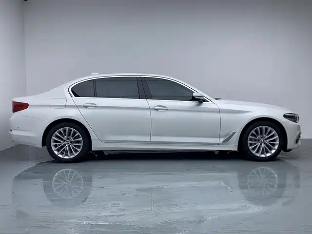 BMW 5 Series — миниатюра 8