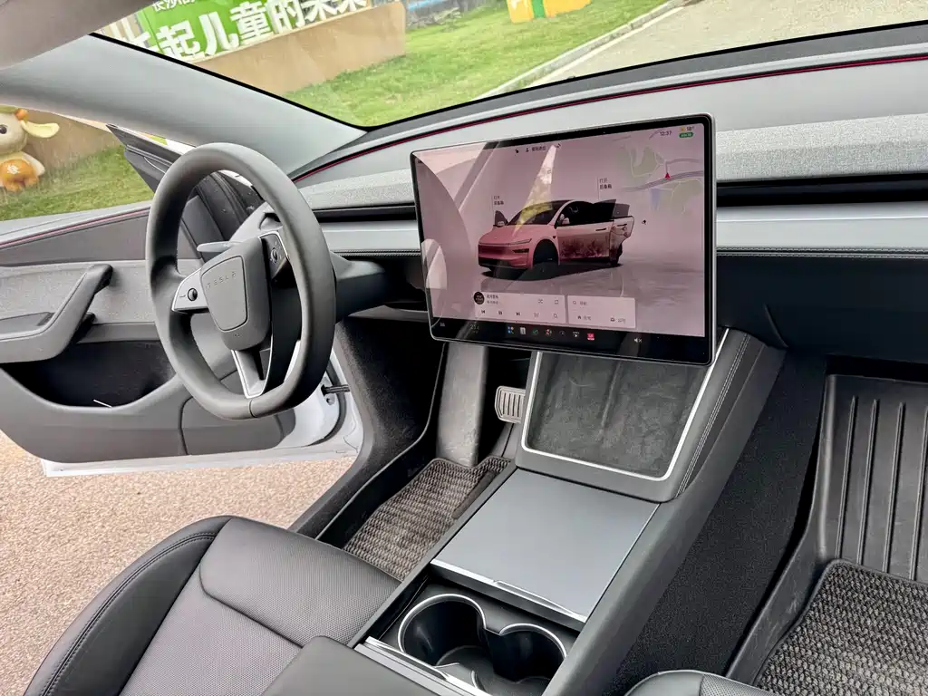 Tesla Model Y — миниатюра 8