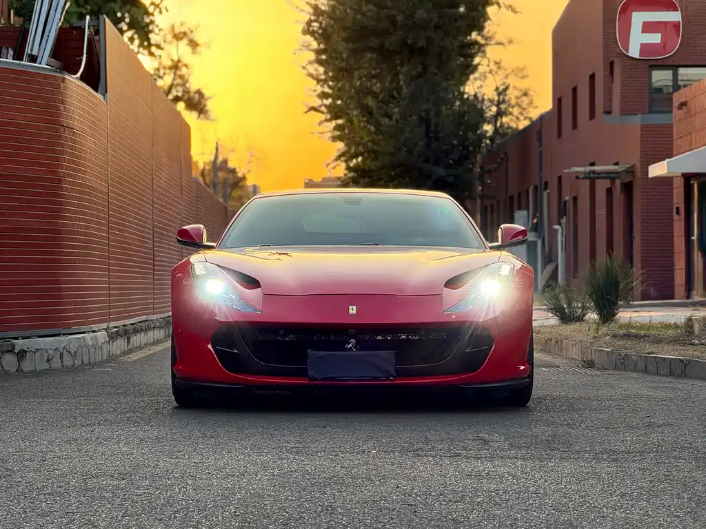 FERRARI  812