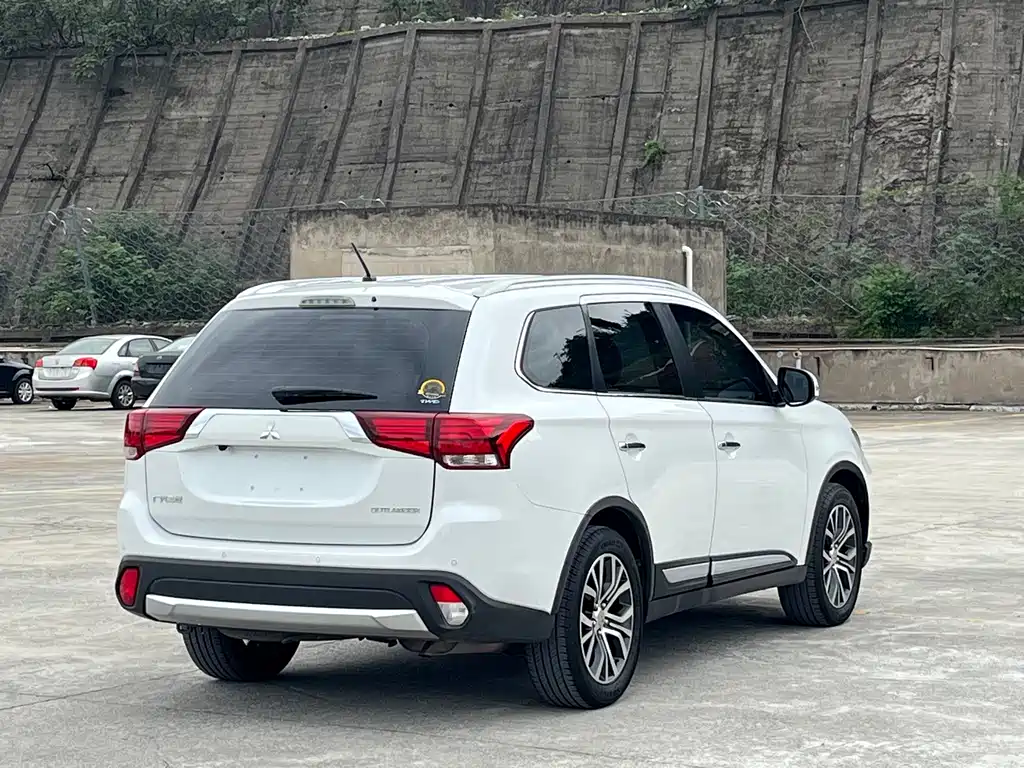 Mitsubishi Outlander — миниатюра 8