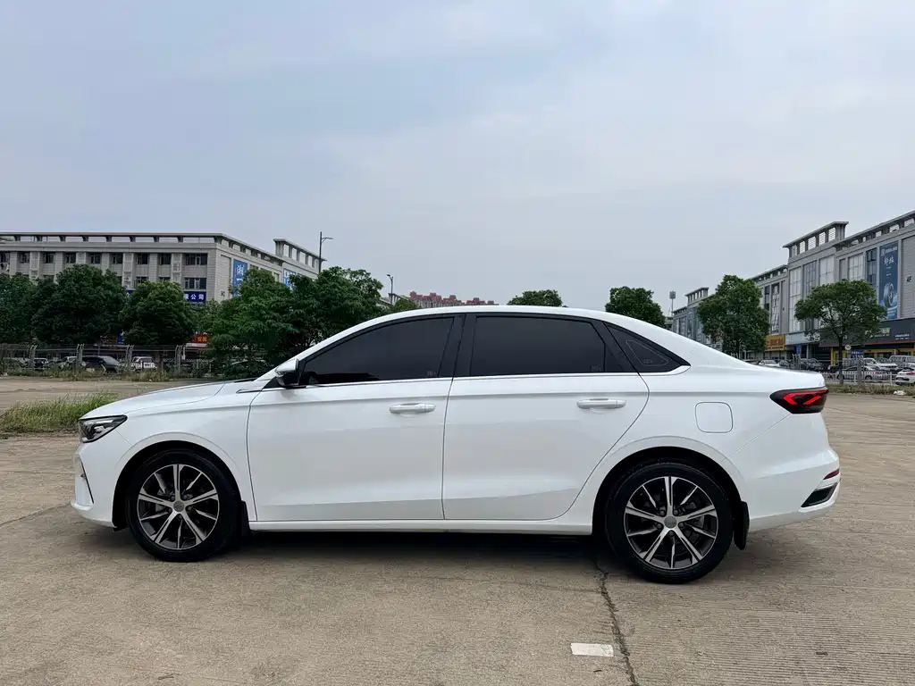 Geely Emgrand 2022 4 1.5L CVT Luxury