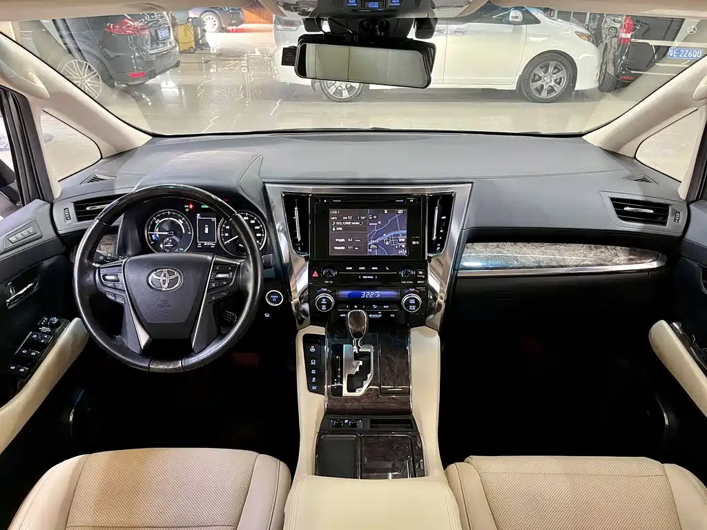 Toyota Alphard — миниатюра 18