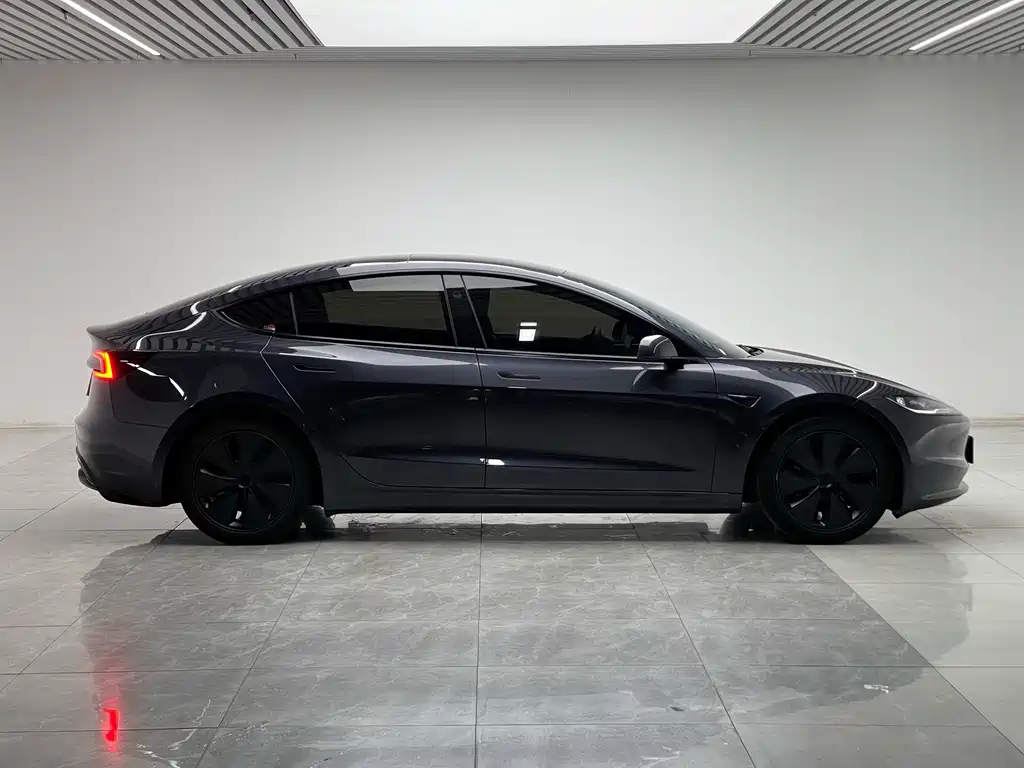 Tesla Model 3 — миниатюра 8