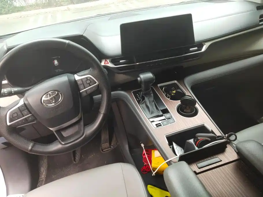 Toyota Granvia — миниатюра 12