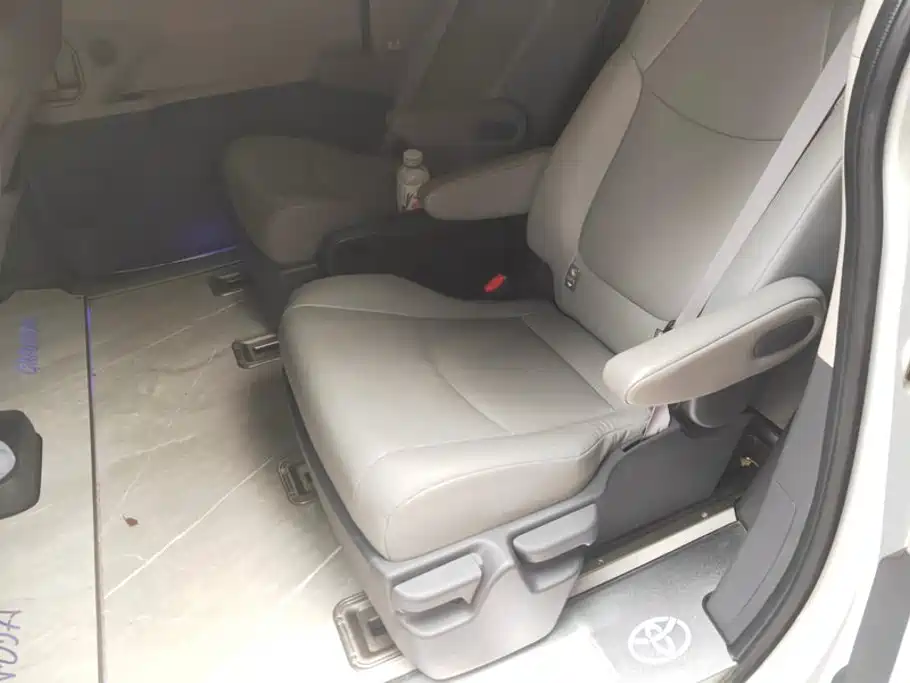 Toyota Granvia — миниатюра 11