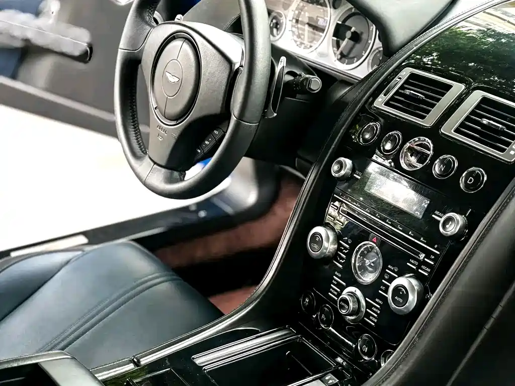 Aston Martin V8 Vantage — миниатюра 7