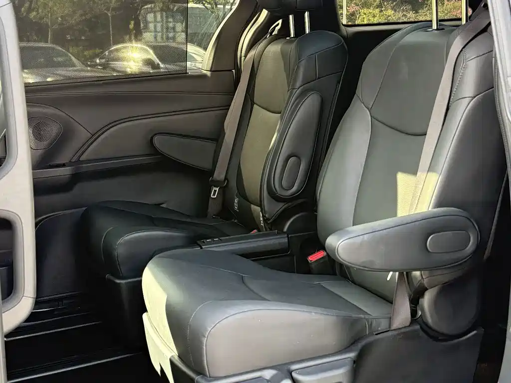 Toyota Granvia — миниатюра 6