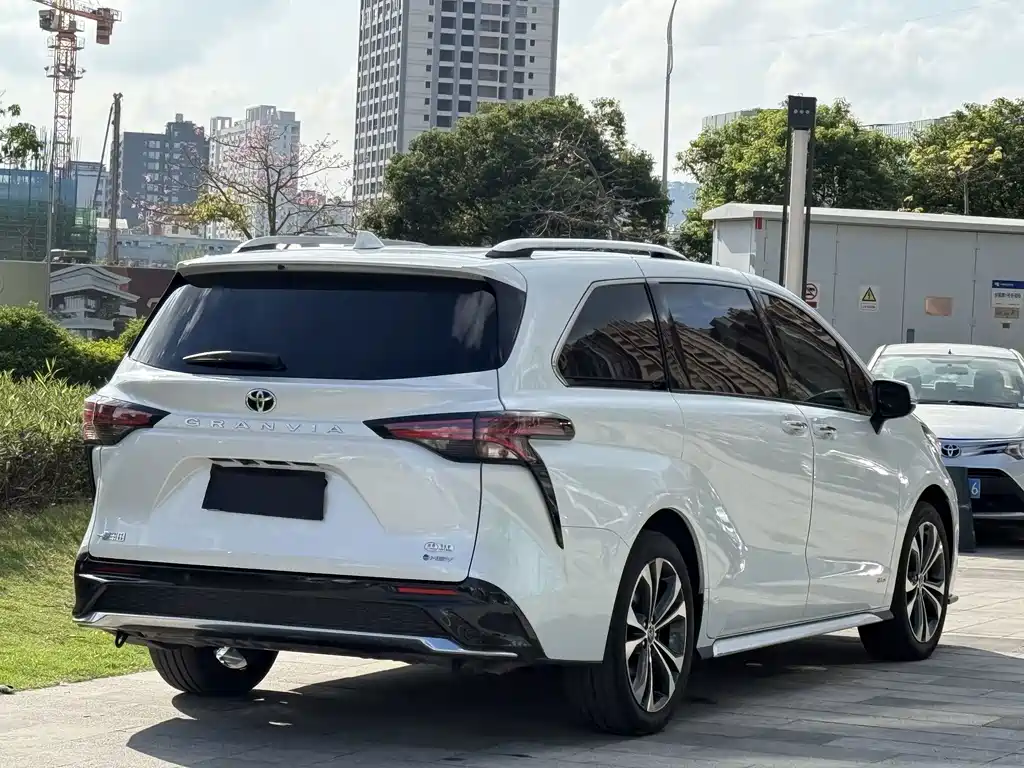 Toyota Granvia — миниатюра 4