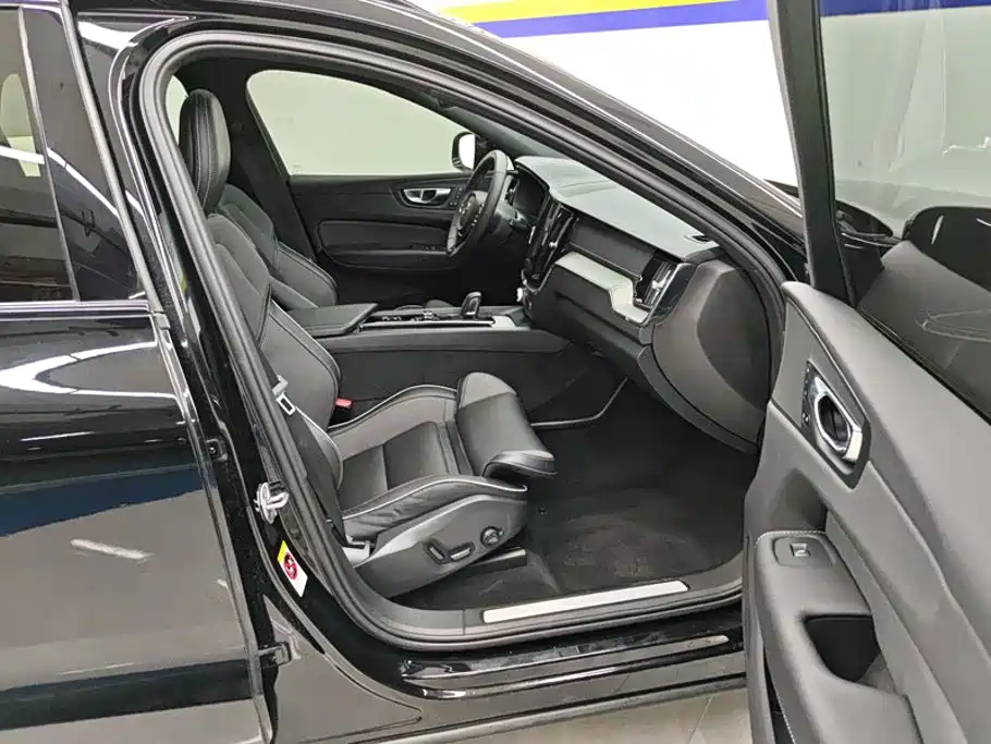 Volvo XC60 PHEV — миниатюра 8