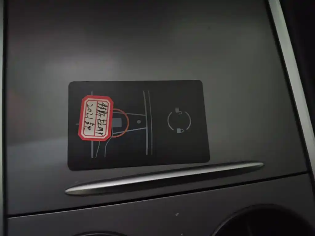 Tesla Model Y — миниатюра 12