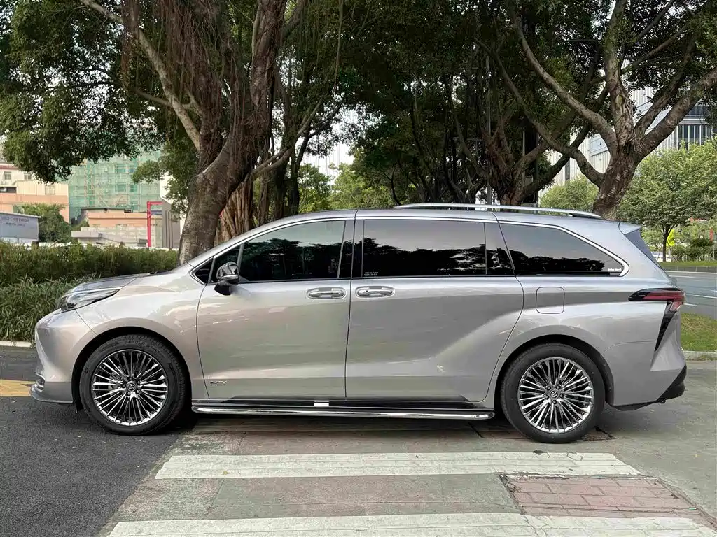 Toyota Sienna — миниатюра 4