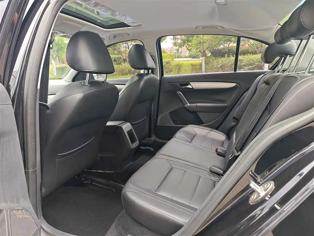 Volkswagen Lavida 2015 1.6L AT Comfort