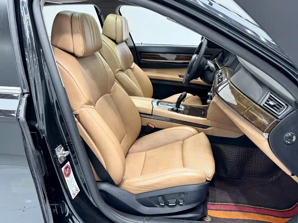 BMW 7 Series — миниатюра 10