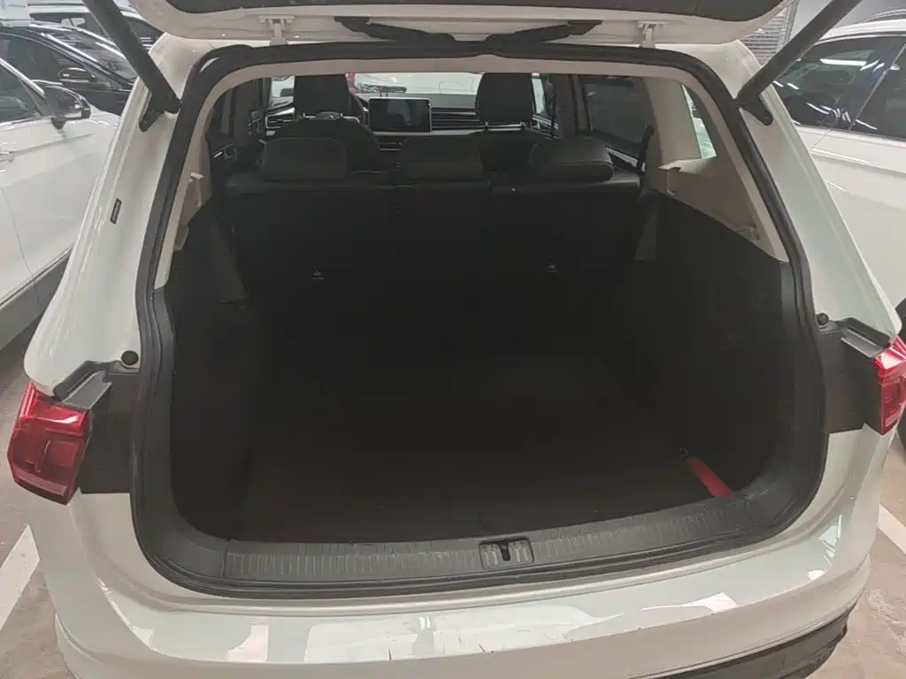 Volkswagen Tiguan L — миниатюра 19