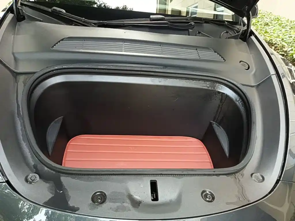 Tesla Model Y — миниатюра 20