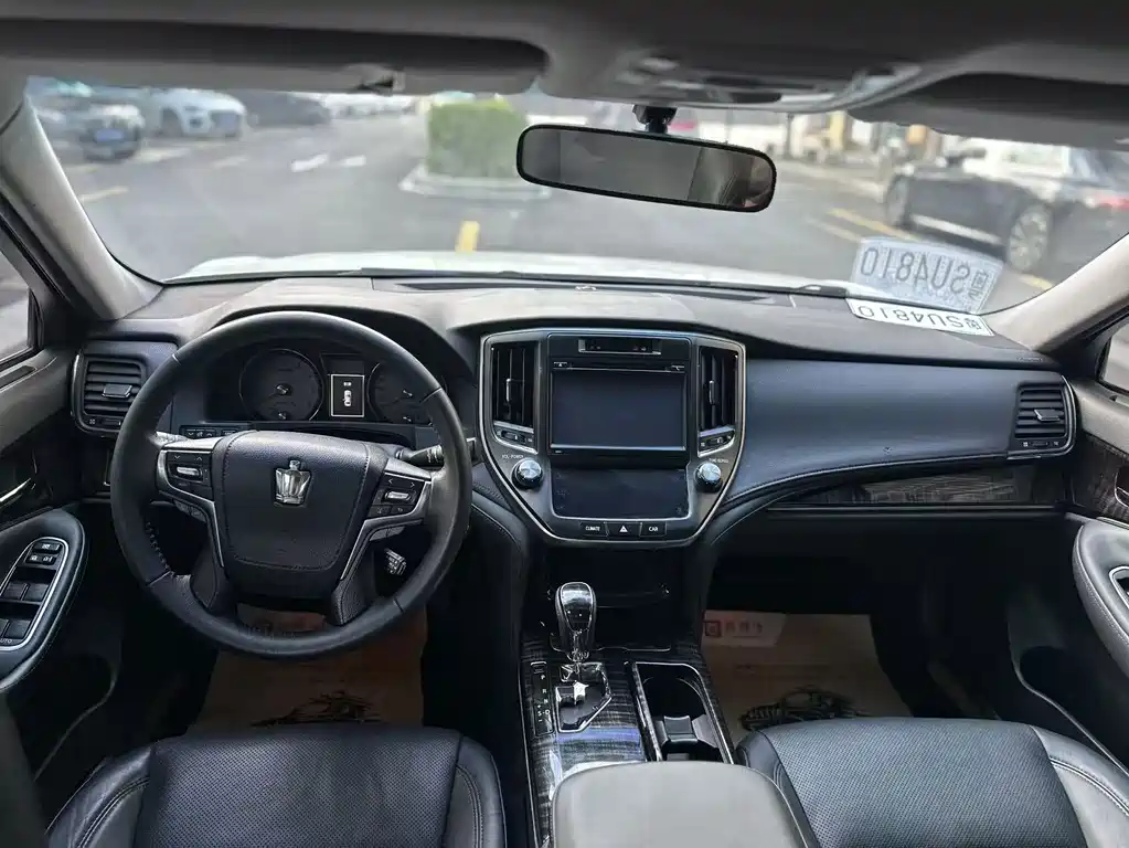 Toyota Crown — миниатюра 5