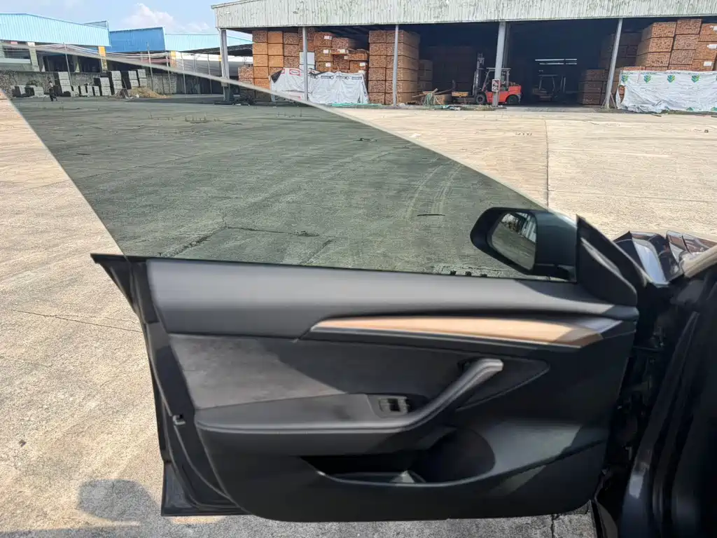 Tesla Model 3 — миниатюра 4