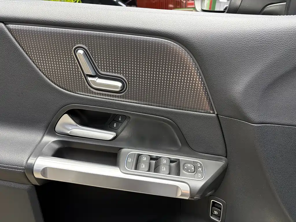 Mercedes-Benz GLB — миниатюра 16