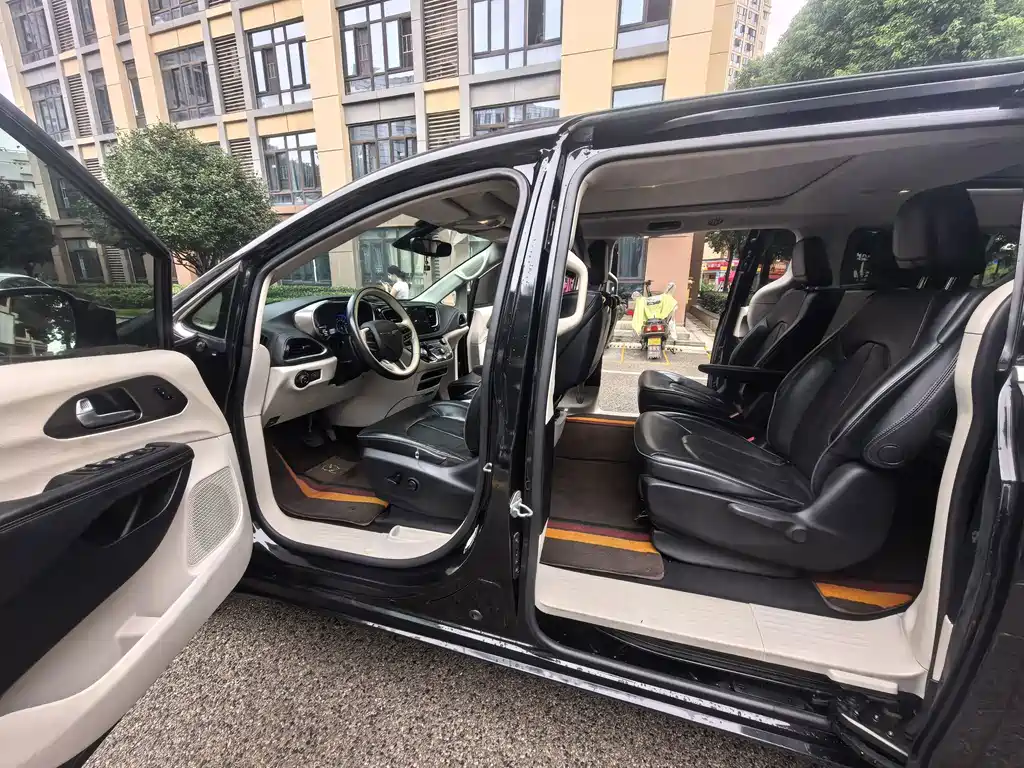 Chrysler Grand Voyager (Import) — миниатюра 10